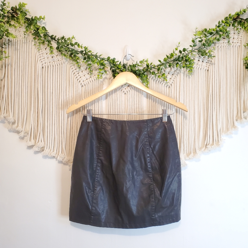 FREE PEOPLE Black Vegan Faux Leather Button Front Mini Skirt sz XS - Picture 5 of 8